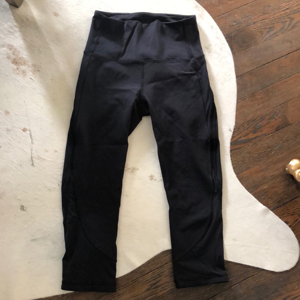 SIZE 4: Lululemon align crop